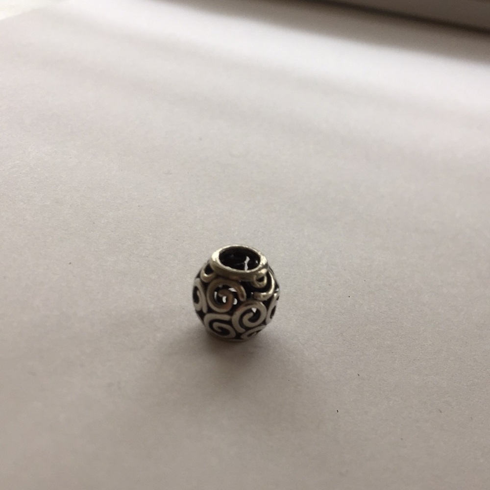 Pandora Openwork Swirl Charm - 790896 - Picture 5 of 6
